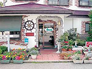 「北軽井沢ペンションエデン」の玄関のまわりには、季節の花々が。