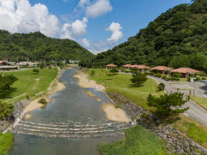 ゲストルームの目の前は川が流れる癒しの景観