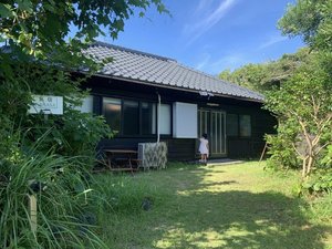 「島宿　金砂」の元町地区では珍しい築200年ほどの古民家です。島の歴史を感じることができます。