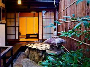 「京町家　西倶」の居間からは四季の移ろいを楽しめる中庭が臨めます