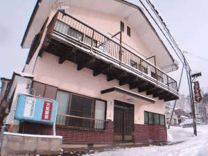 「民宿しみず」の◆外観（冬）／会津高原たかつえスキー場に程近いアットホームな民宿です。