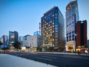 「ミレニアム　三井ガーデンホテル　東京」の晴海通り沿いに位置し、銀座の中心へもアクセス良好
