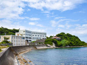 「マリーンホテル　はりも」の*【本館外観】当館は海岸沿いに立つホテルです。