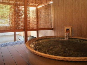 貸切露天風呂の一例　天然温泉の貸切風呂で贅沢なひとときを。
