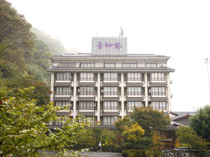 「南八ヶ岳須玉温泉　若神楼」の八ヶ岳・南アルプス・富士山等の山々の眺めを愉しめる自然豊かな環境です。