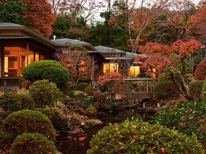 「熱海慧薗」の・【日本庭園】季節の移ろいと共に紅く染まる樹々をお部屋からもお楽しみください