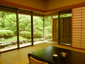 ・【和室】庭園を眺めながらお茶の時間をお楽しみください