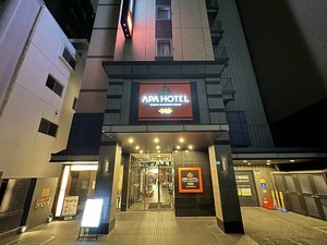 「アパホテル〈名古屋丸の内駅前〉」のホテル外観夜