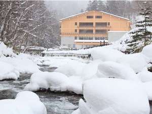 「トムラウシ温泉東大雪荘」の凍てつく寒さのトムラウシ温泉は－20度を下回ることも