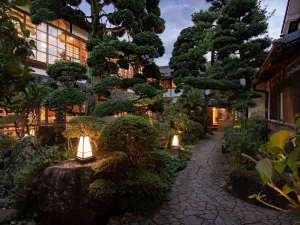 「ＮＩＰＰＯＮＩＡ　ＨＯＴＥＬ　伊賀上野　城下町」の夜になるとKANMURI棟の中庭がライトアップされ、昼とは違った表情を見せてくれます。