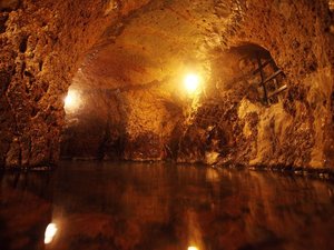 「黒川温泉　山の宿　新明館」の新明館名物の洞窟風呂。男性専用と女性専用に分かれています