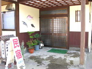 「丹後のさかな屋さんが営む民宿　福寿亭」の玄関
