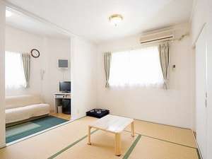 ２～３名様用ソファー付タイプの和室。お部屋から富士山の眺望をお楽しみいただけます。