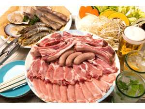 地元ブランド豚やオリジナルフランク、魚介、野菜、焼きそば、フリードリンク付き