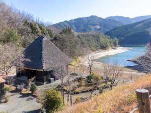 「栗の山里　かるかや　」の湖を臨むかるかや