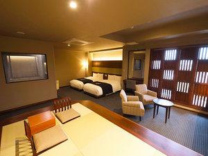 「旅亭　松屋本館Ｓｕｉｚｅｎｊｉ」の【和洋室 A／テラス付き】和を感じる畳の間がある室内は旅館の心地よさとホテルの機能性を兼ね備えた空間。