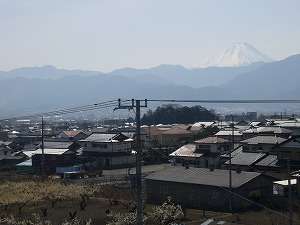 天候がよければ南東の方角に富士山が顔を覗かせます！