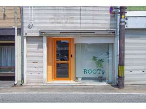 「Ｔｒａｖｅｌｅｒｓ’　ｈｏｕｓｅ　ＲＯＯＴｓ」のエントランス