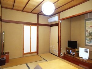 客室「天狗山」６畳の１名様用和室です。二階の角部屋です。