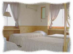ファミリイールーム　ベッドはホテル仕様の　Ｗクッションの羽毛布団です。　　　