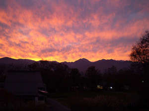 *【ビレッジの景色】美しい夕焼けに包まれる北アルプスの山々。こんな景色がご覧頂ける日も☆