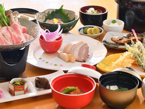 *【グレードアップお夕食一例】通常のお料理に天ぷらやお肉やお魚の乗ったプレート等をつけたお料理です。