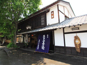 「尾瀬かまた宿温泉　水芭蕉乃湯　梅田屋旅館」の*外観/奥行きのある日本の伝統旅館の佇まい。木々や小さな花々と一緒に皆様をお迎えいたします