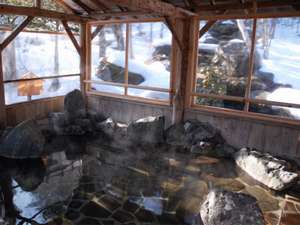 閑静亭の露天風呂はとっても広々、自然に囲まれただれにも邪魔されない贅沢な空間です。