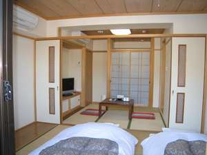 和室６畳４．５畳の余裕の客室もちろんバス、トイレ、大型液晶テレビ付きです。