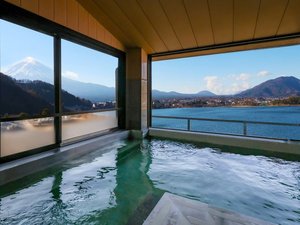 「湖風の宿　あさふじ」の女性大浴場（赤松の湯）から眺める富士山と河口湖　絶景を満喫