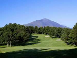 敷地内からはゴルフ場の向こうに浅間山を望み、抜群の景観