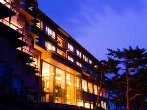「浄土ヶ浜パークホテル」の海側から見る外観夜景