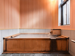 「素泊まりの宿　はなみづき」のご家族・カップルで楽しめる湯畑源泉掛け流しの檜風呂。名湯草津の湯を貸切でご堪能ください。