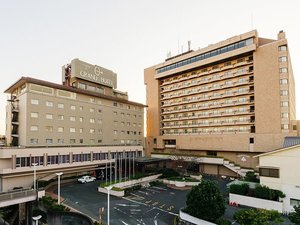 ◆ホテル外観（夕方）：グランドホテル浜松は浜松市を代表するシティホテルです。