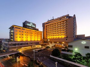 「グランドホテル浜松（HMIホテルグループ）」の◆ホテル外観（夕方日没）：グランドホテル浜松は浜松市を代表するシティホテルです。
