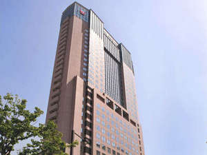 「ホテル日航金沢」のホテル外観。地上130ｍ、30階建は市内随一の高さ。お部屋からの眺望抜群です。