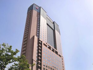 「ホテル日航金沢」のホテル外観。地上130ｍ、30階建は市内随一の高さ。お部屋からの眺望抜群です。