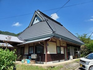 「美山の夜にミステリーを楽しむ宿（農業体験型民宿）」のかやぶき屋根にトタンを乗せたスタイル