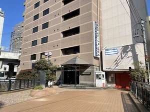 「新松戸ステーションホテル」の外観（右奥が立体駐車場です）