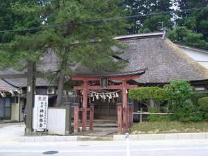 「宿坊神林勝金」の茅葺屋根の宿坊です。