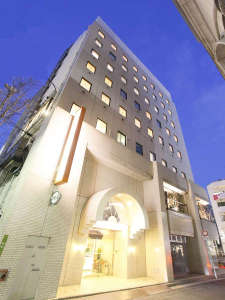 「アレーホテル広島並木通（旧ホテルかめまん）」の建物は並木通りに面しております。１Fタグホイヤー様の横から路地にお入りください。