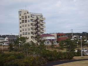 「飯岡温泉　グロリア九十九里浜」の丸い地球を見渡すグロリア九十九里浜ホテルの概観