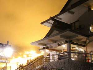 「丸山温泉　古城館」の冬季はスキー場のナイター照明が幻想的