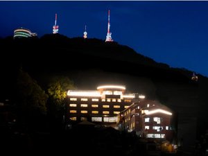 「長崎スカイホテル」の夜は世界新三大夜景の中腹に煌めく眩いライトアップが印象的です。