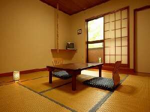 「小さな温泉宿　お泊り処　しっぽ屋」のうれしい和室でのんびりまったり。畳の感触が日頃の疲れを癒してくれます。