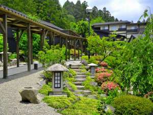 「赤城高原温泉　山屋蒼月」の全景　庭園より