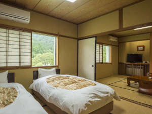 【本館　和洋室】和室10畳とツインベッドが付いた二間続きの和洋室です。