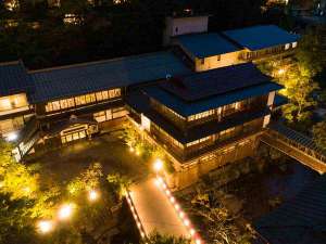 「積善館（佳松亭積善・積善館山荘）」の夜景上空。橋や建物がライトアップされます