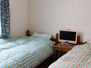 ・ツインベッドルーム一例　シングルベッド2台をご用意しております。