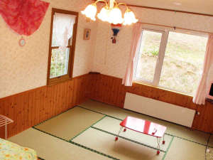 ・和洋室のお部屋一例　ベッドとお布団のお部屋となります。